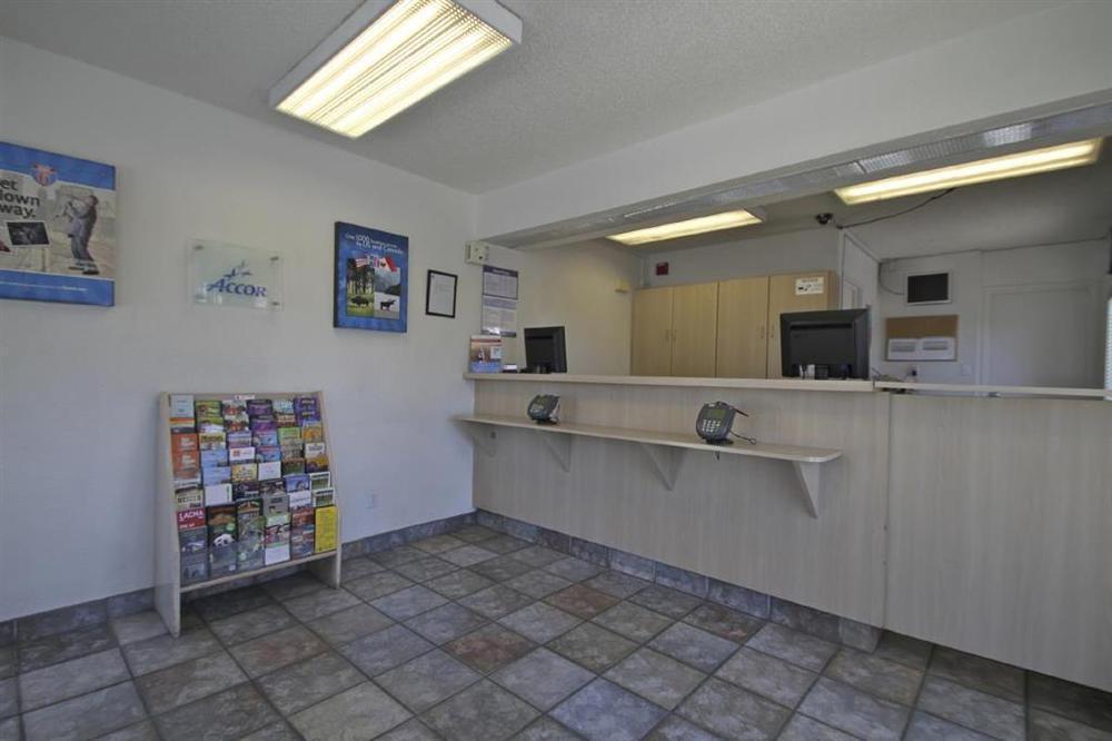 Motel 6-Bakersfield, Ca - Convention Center Интерьер фото